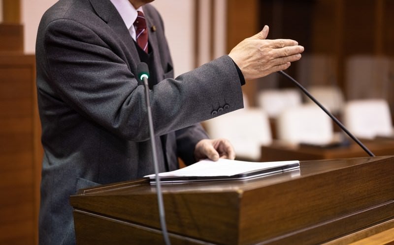 登壇する津山市議会議員の写真