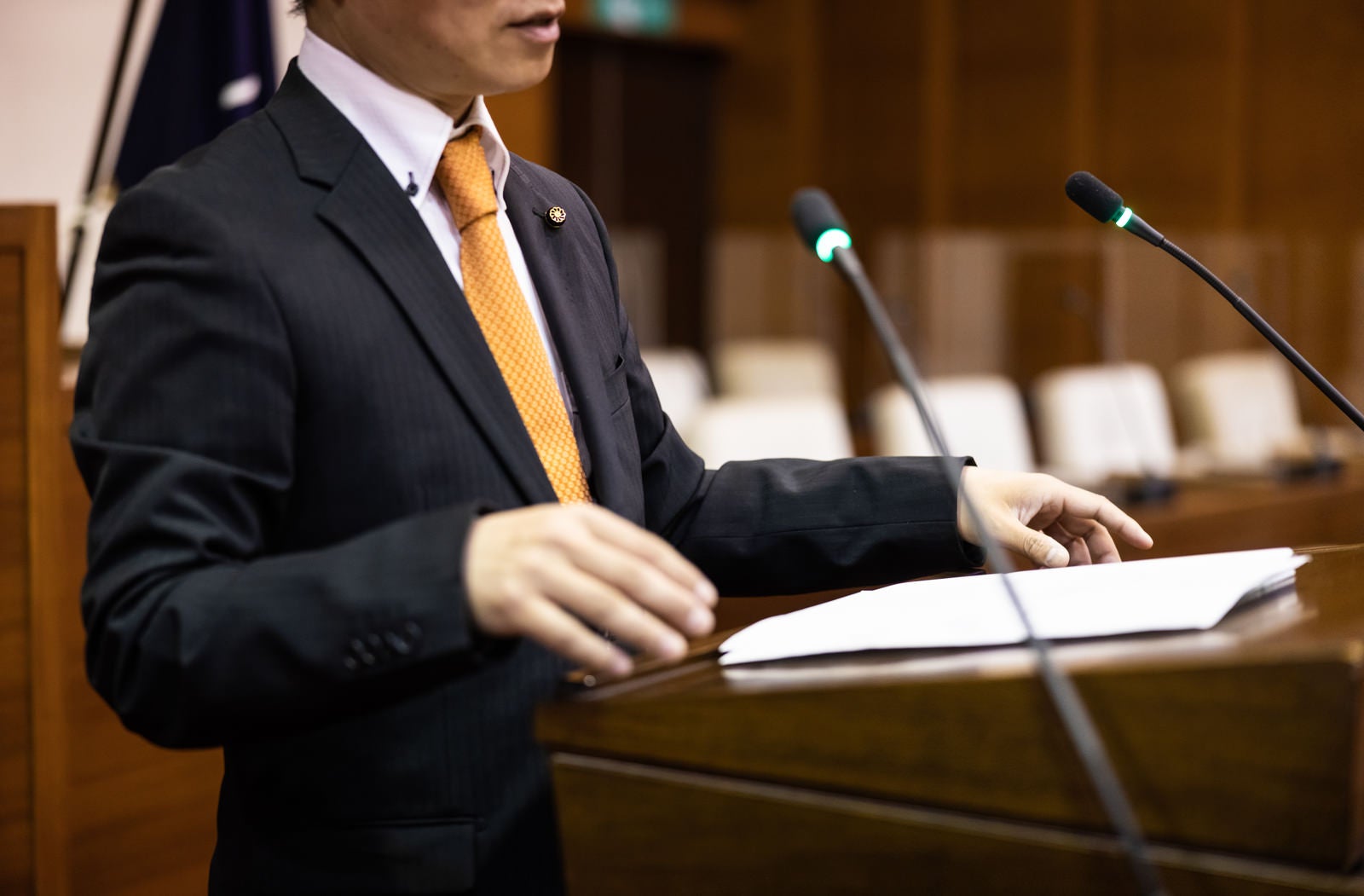 「議員が質問をしても話題が先に進まず、同じことを繰り返している様子」の写真