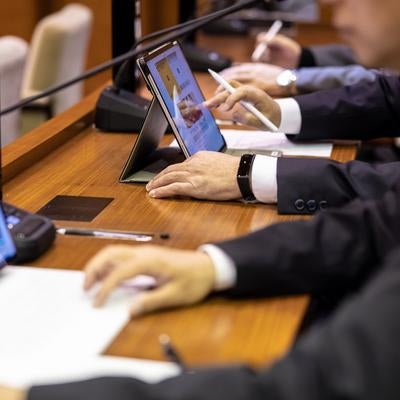 津山市議会が導入したタブレットを使用する議員の皆さんの写真