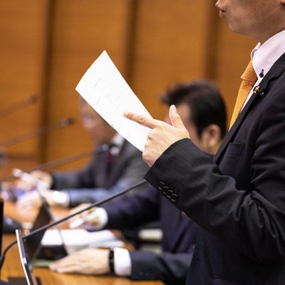 意見を述べる津山市議会議員の写真