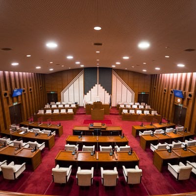 傍聴席から見た津山市議会の議場全容の写真