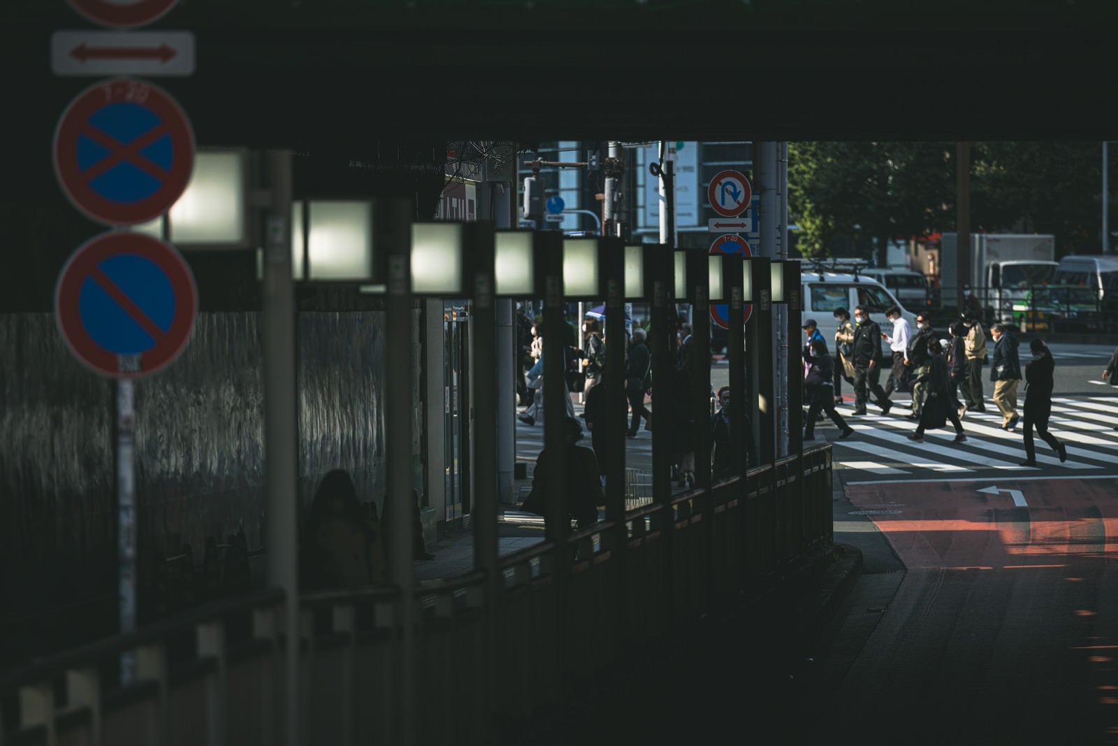 「左折専用レーンと横断歩道」の写真