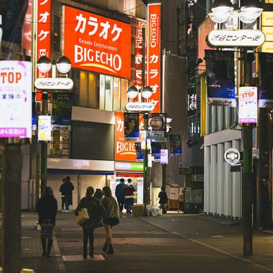 終電間際、センター街から駅に向かう若者の写真