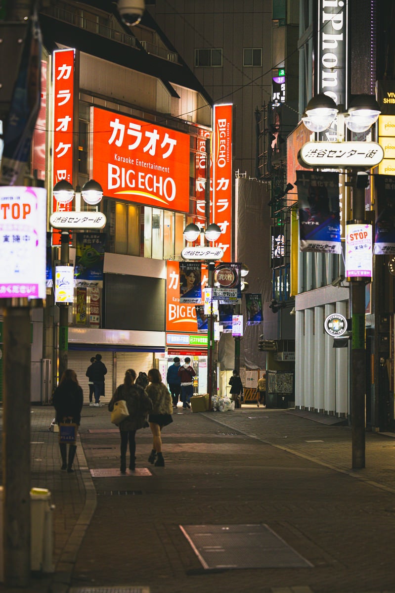 「終電間際、センター街から駅に向かう若者」の写真