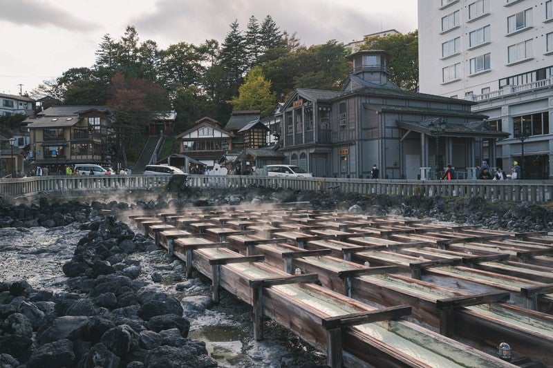 湯畑を望む温泉街の写真