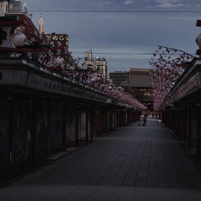 早朝の仲見世通り（東京都台東区浅草）の写真