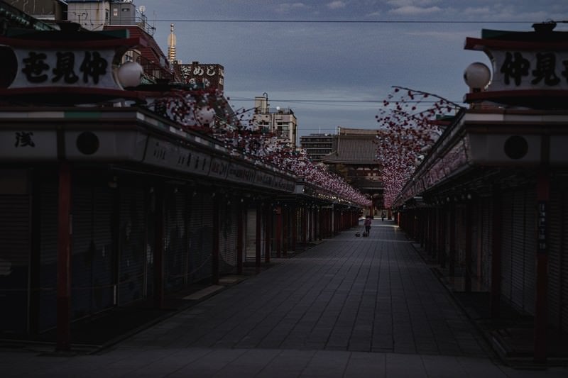 早朝の仲見世通り（東京都台東区浅草）の写真