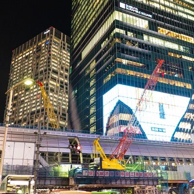 渋谷の夜景と工事現場のクレーンの写真