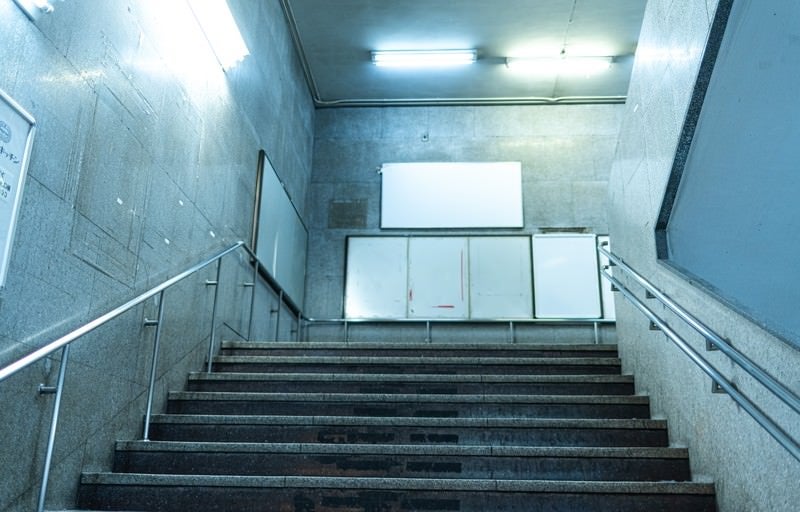 渋谷駅の旧銀座線改札に向かう階段の写真