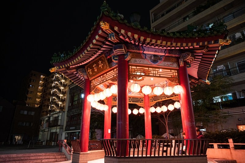 夜の山下町公園の會芳亭の写真