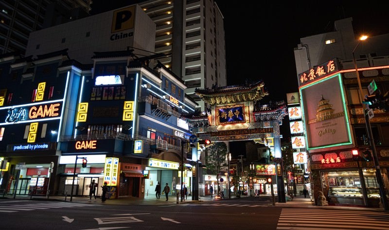 中華街の看板とネオンの写真