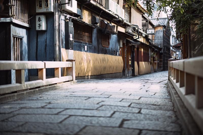 京都祇園で巡る古橋と石畳の風情の写真