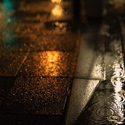 雨が降る路上の写真