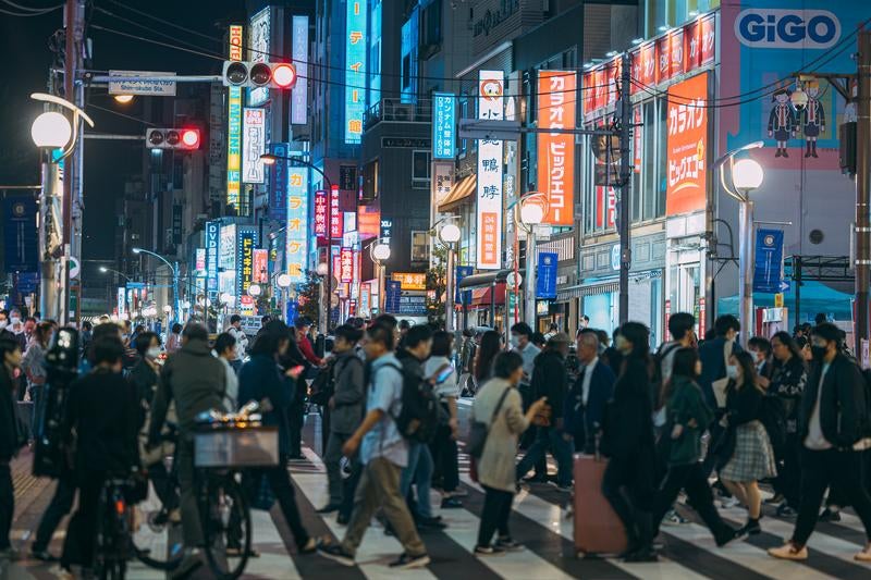 人であふれる新大久保駅前の様子の写真