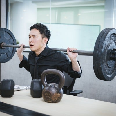 今日もハードな筋トレで気合を入れる経営者の男性の写真