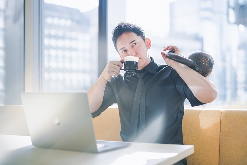 休憩中にコーヒーとケトルベルタイムの写真