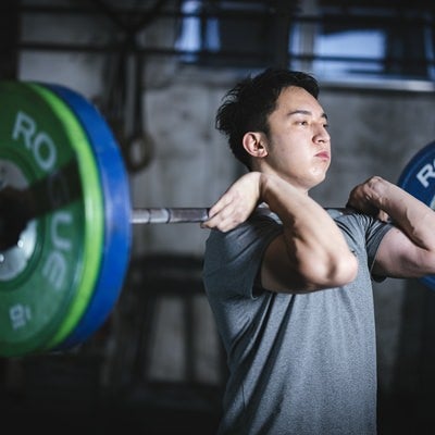 バーベルを持ち上げる男性の写真