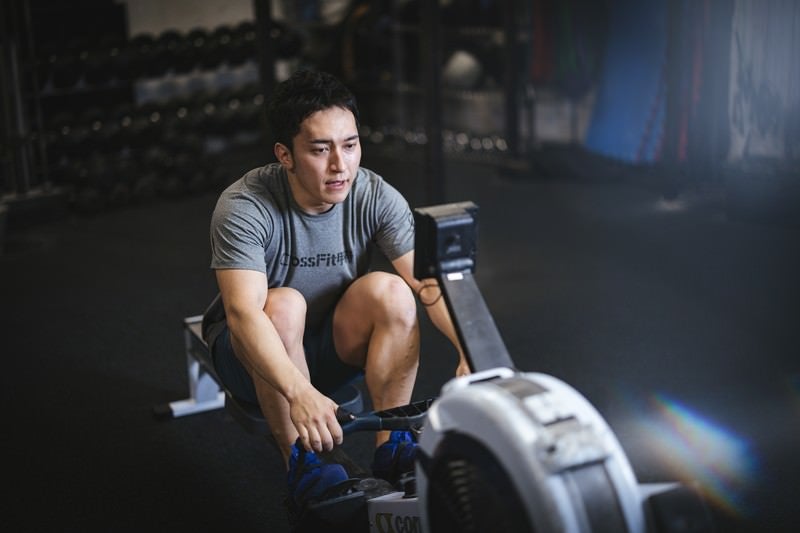 ローイングを行う男性アスリートの写真