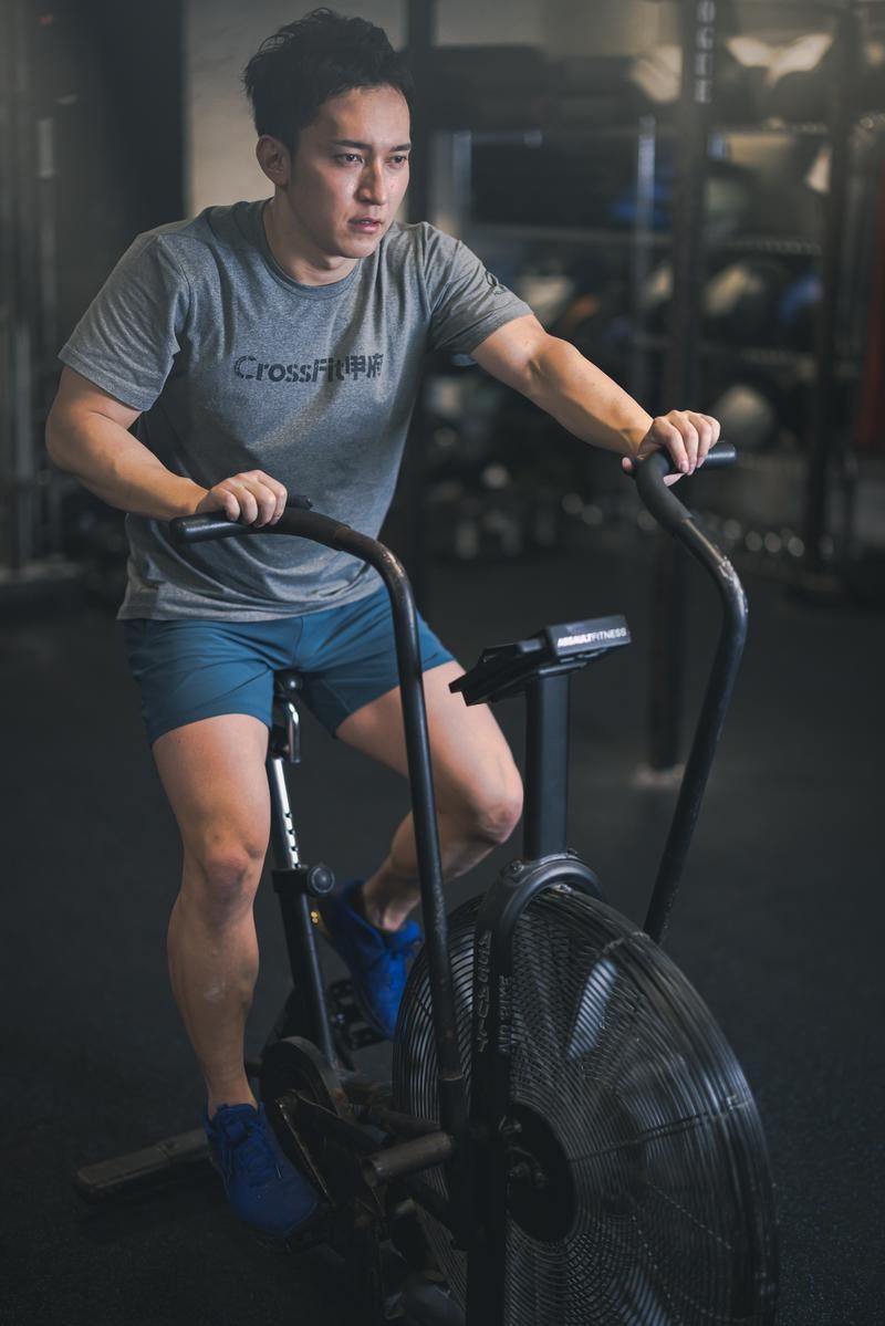 「AIR BIKEでトレーニングをする男性」の写真［モデル：鈴木秀］