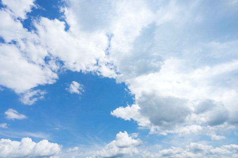 晴れ日の青空と雲の写真