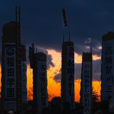 夕焼けと松明あかしの様子の写真