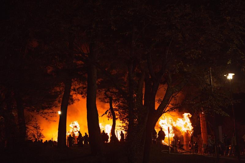 五老山山頂の火まつりを眺めるの写真