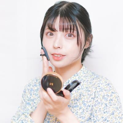 女性の美しさを際立たせる化粧とコスメの写真