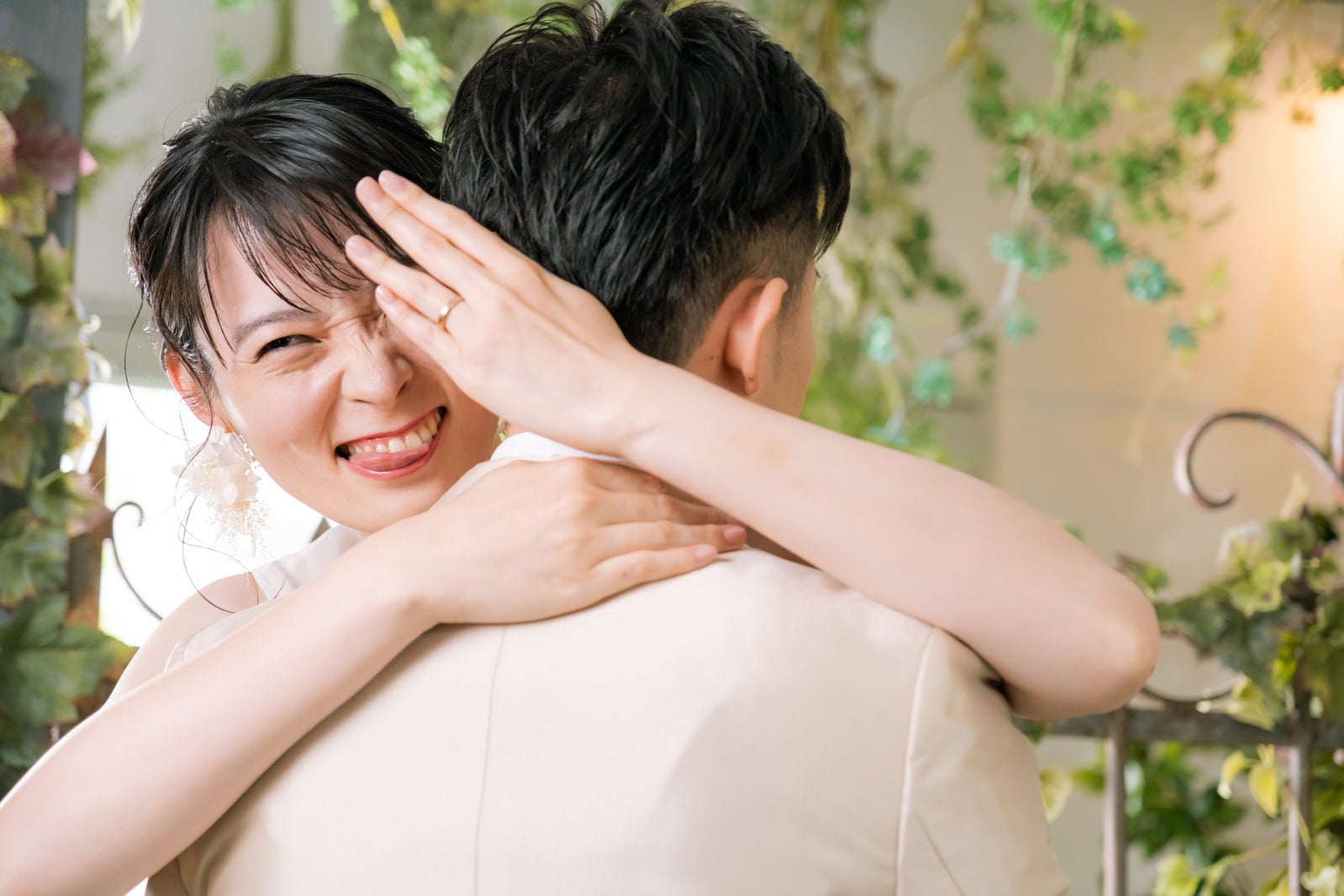 「旦那をゲットしたゲス顔新婦」の写真［モデル：たけべともこ］