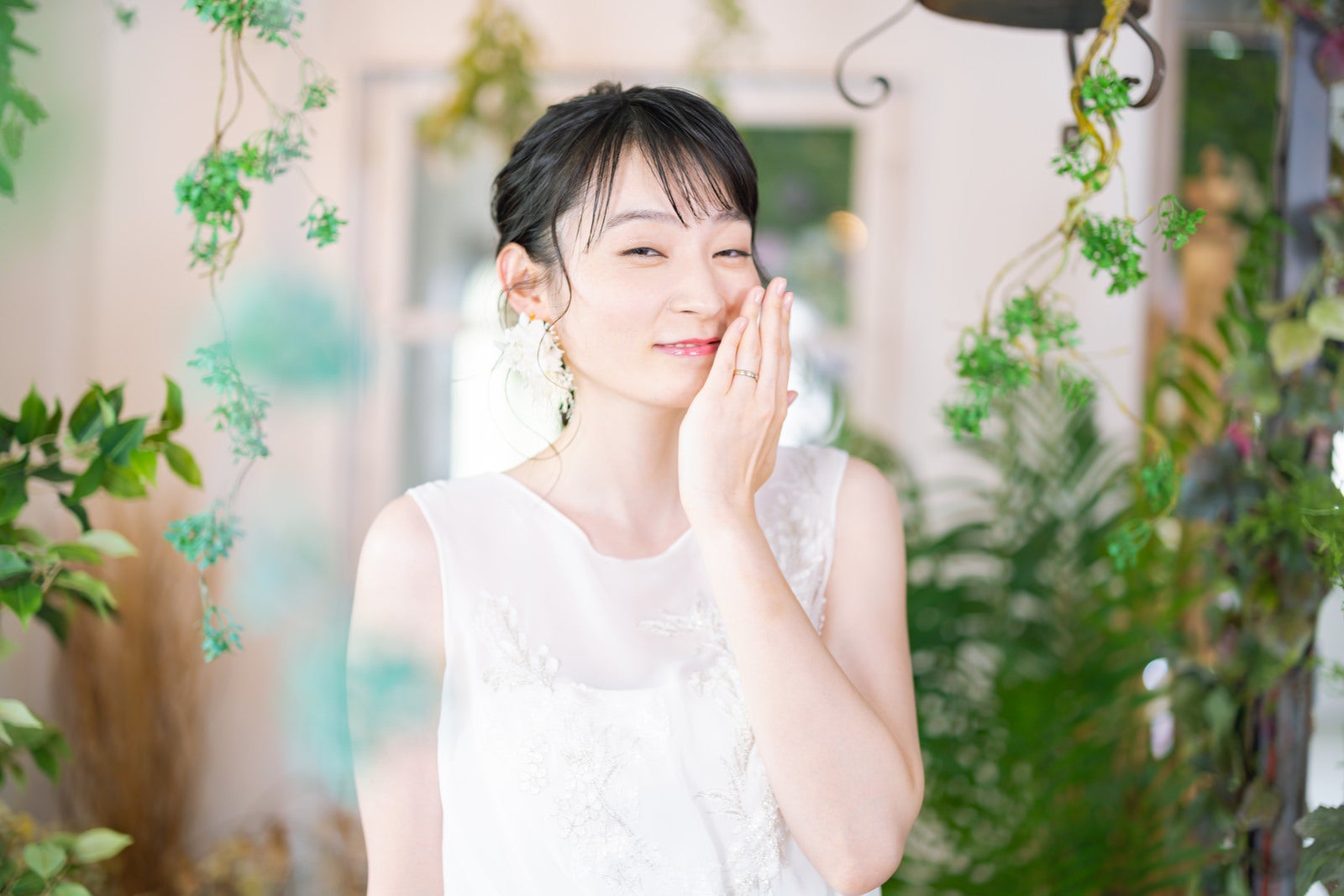 「結婚指輪を自慢気に見せてくるハッピーマリッジ女子」の写真［モデル：たけべともこ］