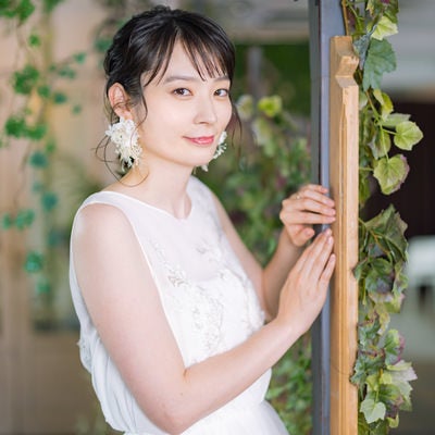 結婚指輪をチラリ見せる失恋だった女子の写真