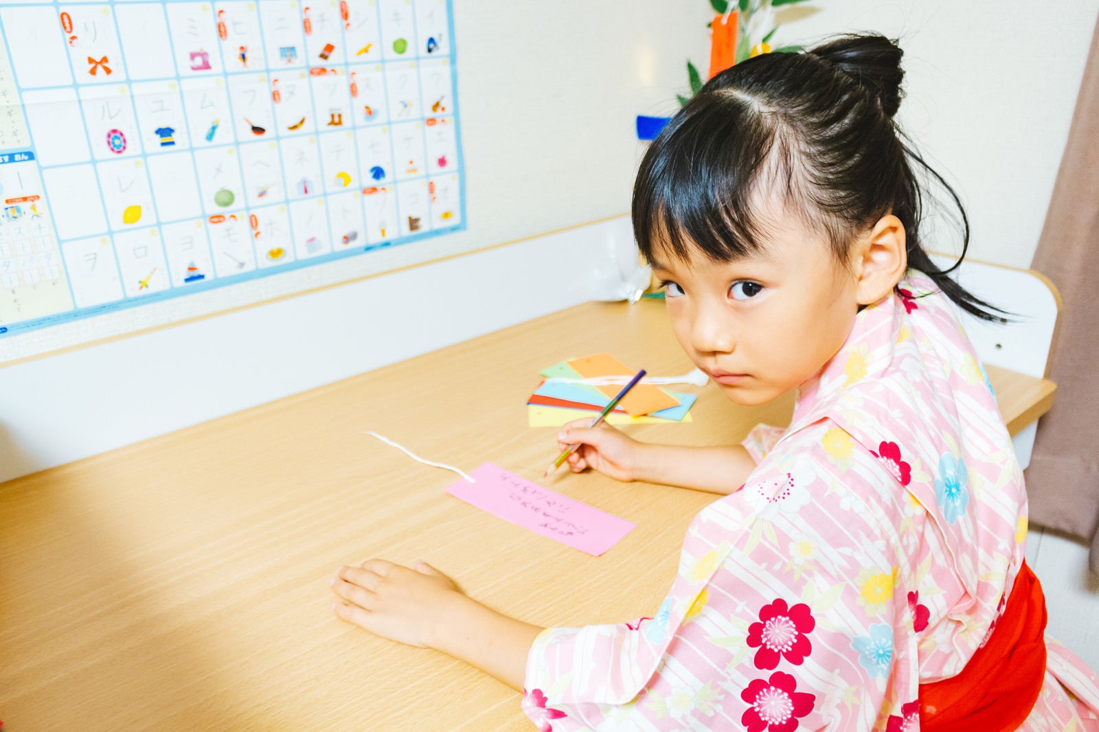 「短冊に書く内容を見られまいとする娘」の写真