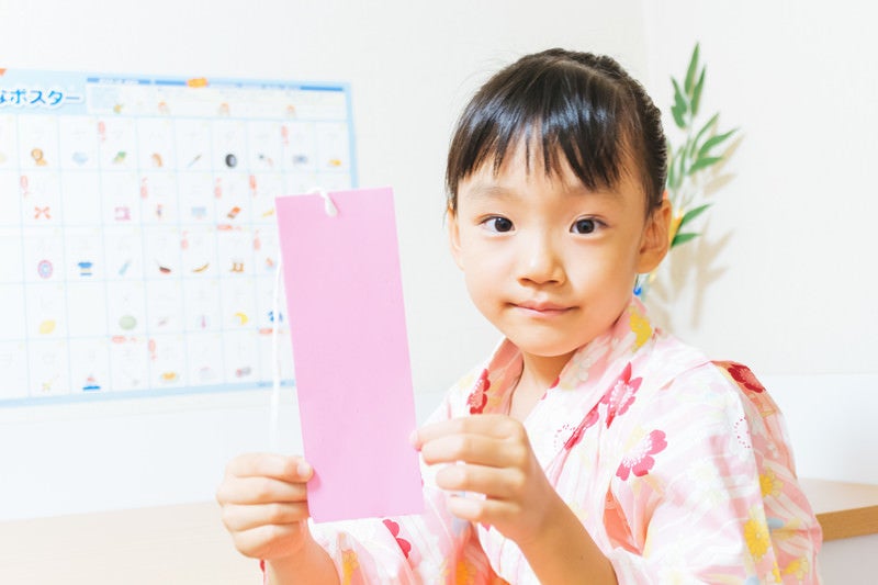 七夕の短冊に願いことを書くよの写真