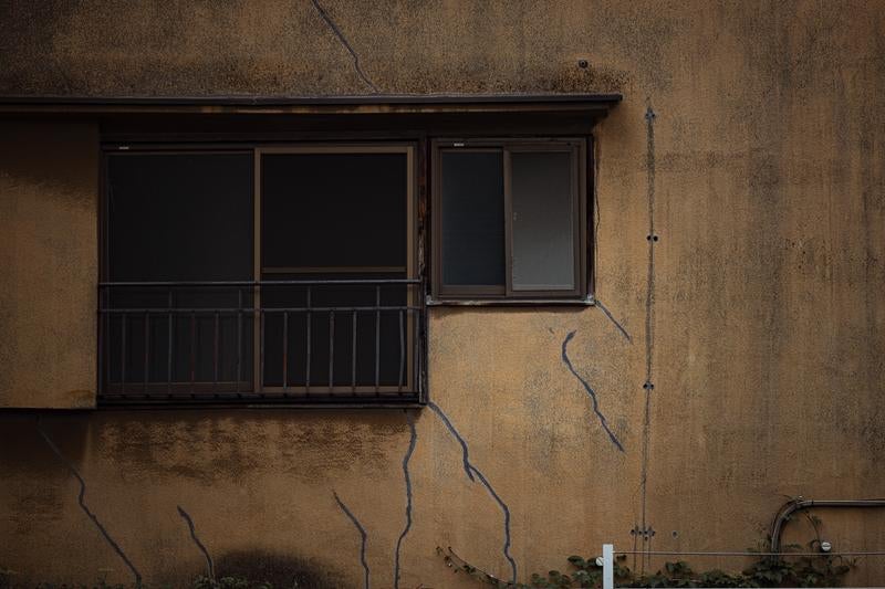 ひび割れした外壁と古い建物の写真