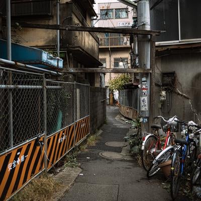 再開発の立石駅前のフェンスと路地裏の写真