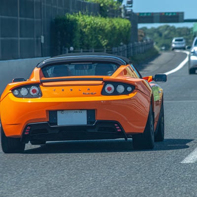 高速道路を走るテスラの写真