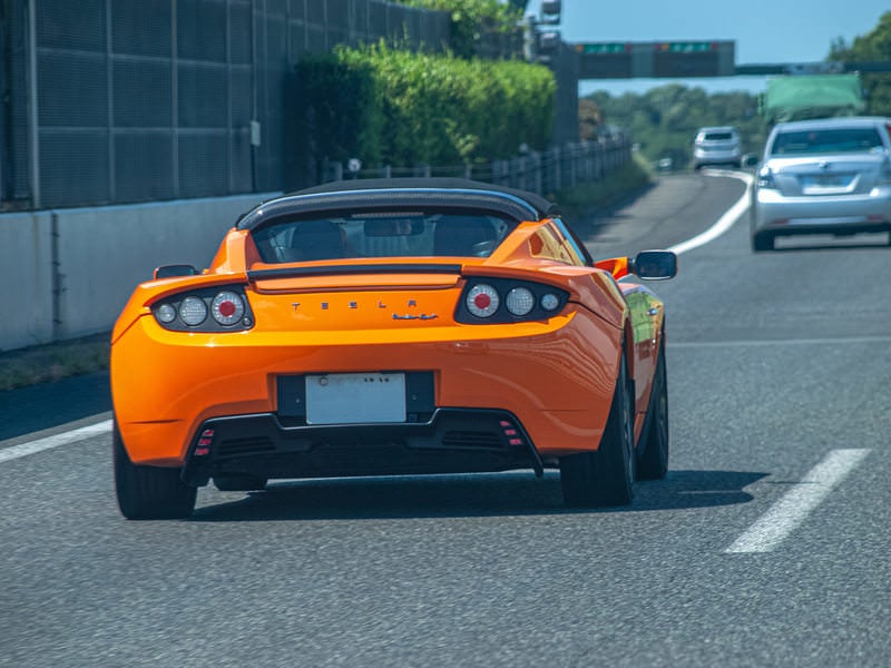 高速道路を走るテスラの写真