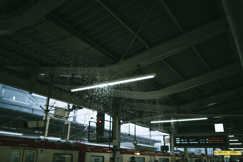 豪雨で駅ホーム内が水浸しの写真