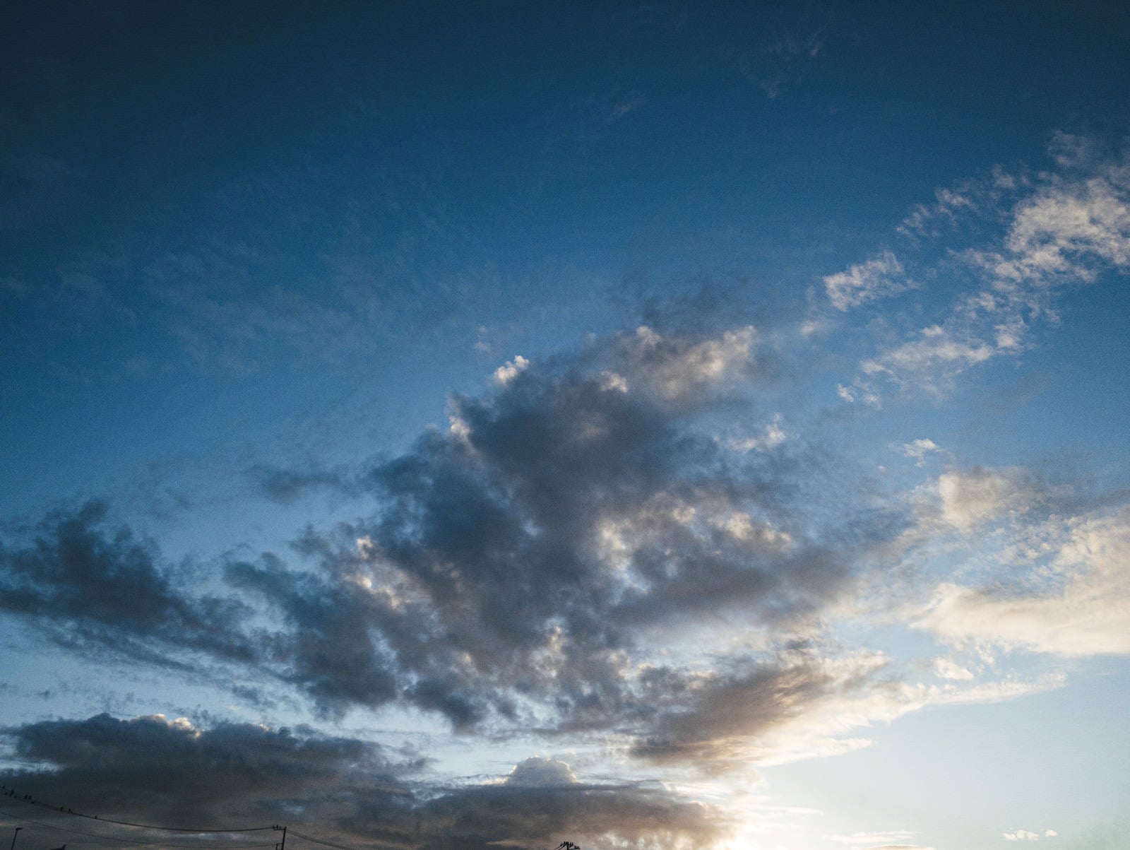 「青空に浮かぶ黒い雲」の写真