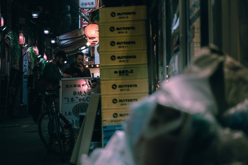 深夜の下町の飲み屋の写真