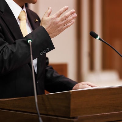 手が口ほどに物を言う津山市議会議員の写真