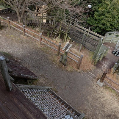 本格的に造られた崎野自然公園のアスレチック場の写真