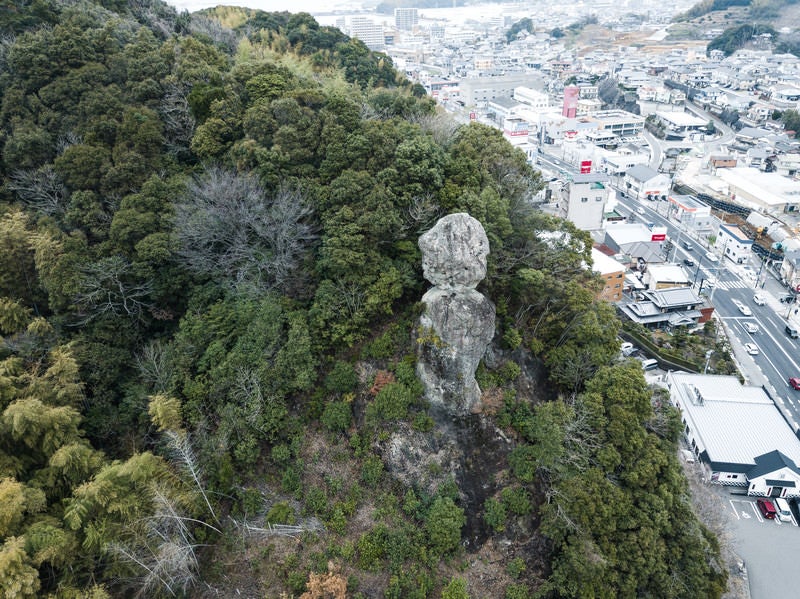 時津町（とぎつ）の街中にある鯖（さば）くさらかし岩の写真