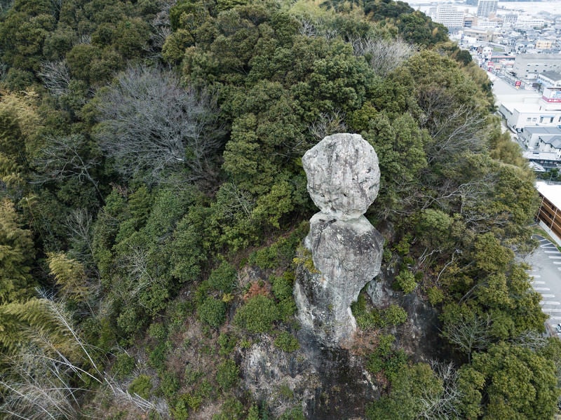 今にも落ちそうな2つの巨岩（時津町）の写真