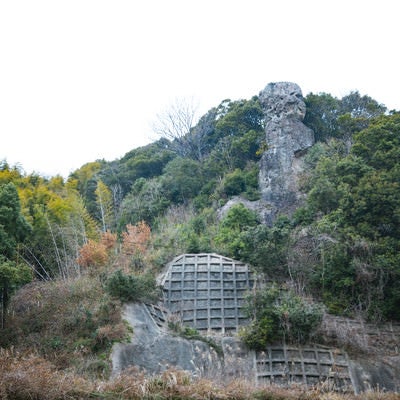 崖上にそびえ立つ鯖くさらかし岩の写真