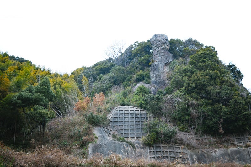 崖上にそびえ立つ鯖くさらかし岩の写真