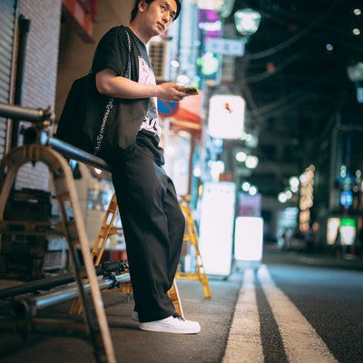 居酒屋を調べる男性の写真