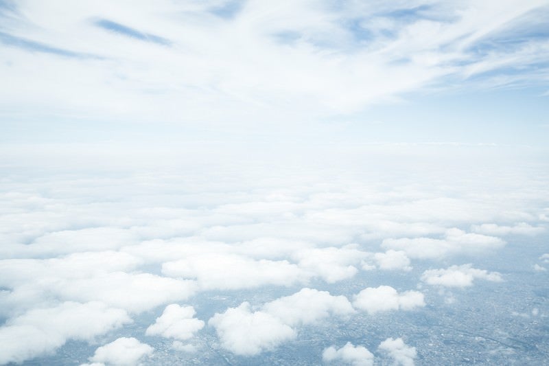 低い雲と高い位置の雲の写真