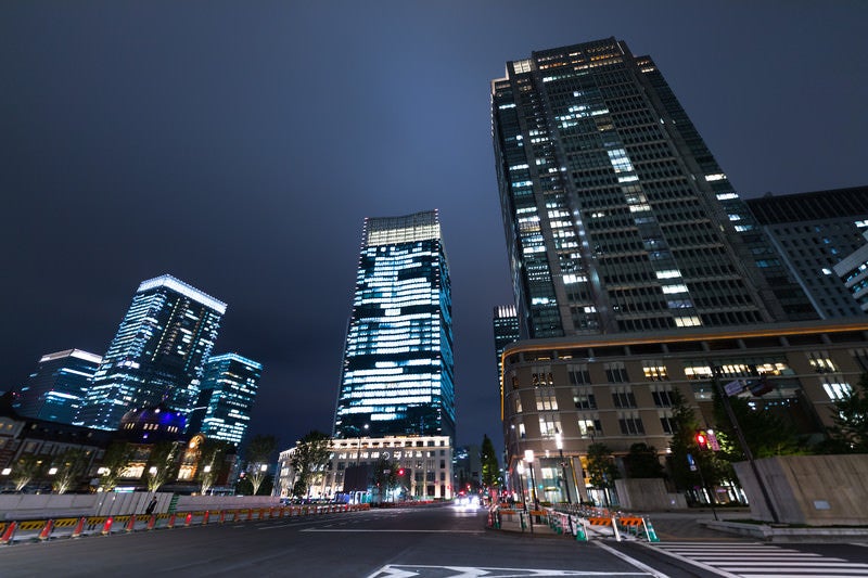 丸の内の高層ビル（夜景）の写真