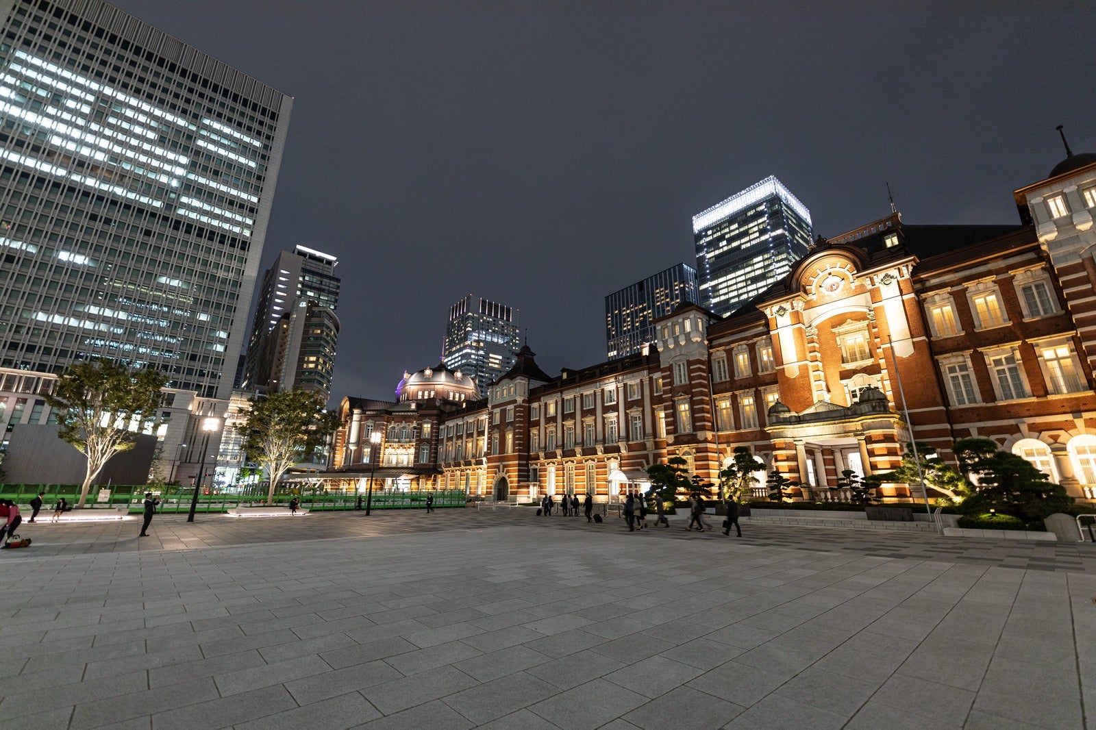 「東京駅丸の内駅前広場から見たライトアップされた東京駅」の写真