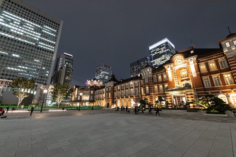 東京駅丸の内駅前広場から見たライトアップされた東京駅の写真